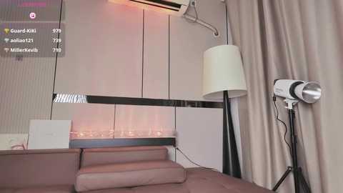 Media: kiki__2025 Stripchat 2025-06-04 16:54:00