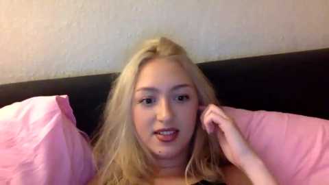 Media: kitty_swetty Stripchat 2025-06-10 22:08:00