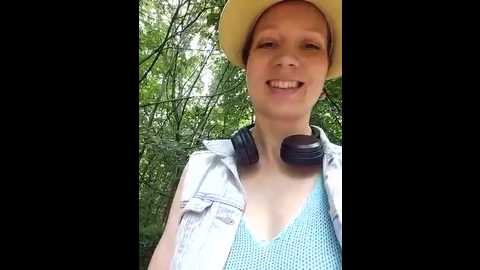 Media: exhibitionsplit Stripchat 2025-06-15 10:14:00