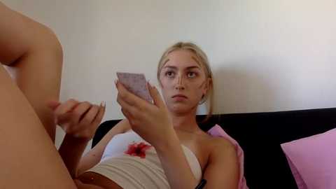 Media: kitty_swetty Stripchat 2025-06-18 17:45:00