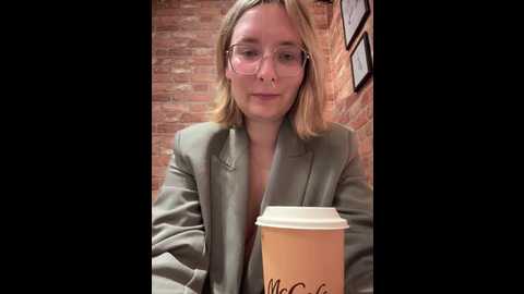 Media: the_snowwhitee Stripchat 2025-06-20 19:25:00