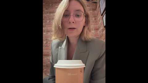 Media: the_snowwhitee Stripchat 2025-06-20 19:36:00