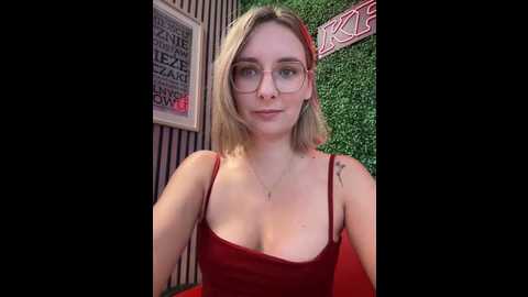 Media: the_snowwhitee Stripchat 2025-06-21 08:15:00