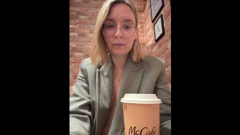 Media: the_snowwhitee Stripchat 2025-06-25 20:19:00