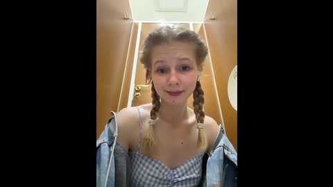 Media: julie_cutie Stripchat 2025-06-30 09:08:00