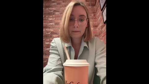 Media: the_snowwhitee Stripchat 2025-07-02 10:40:00