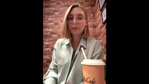 Media: the_snowwhitee Stripchat 2025-07-02 11:07:00