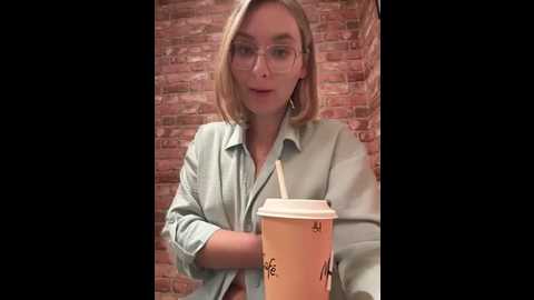 Media: the_snowwhitee Stripchat 2025-07-02 19:57:00