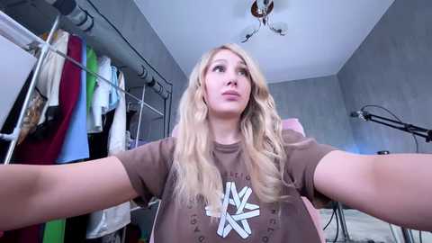 Media: carolmay Stripchat 2025-07-06 05:16:00
