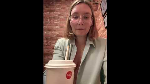 Media: the_snowwhitee Stripchat 2025-07-06 11:42:00