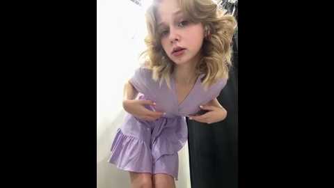 Media: julie_cutie Stripchat 2025-07-07 12:21:00