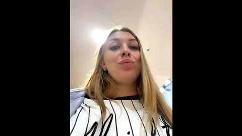 Media: sweet___emily Stripchat 2025-07-07 18:17:00