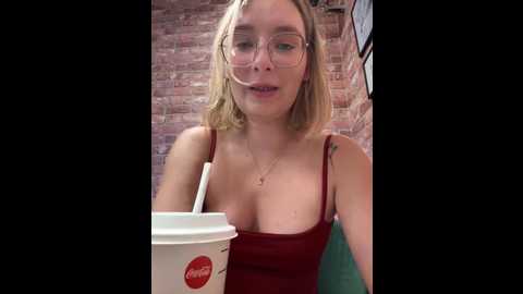 Media: the_snowwhitee Stripchat 2025-07-09 09:24:00