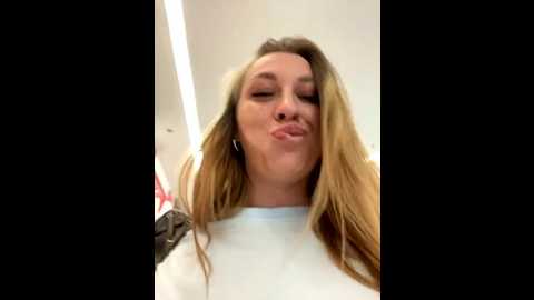 Media: sweet___emily Stripchat 2025-07-19 10:19:00