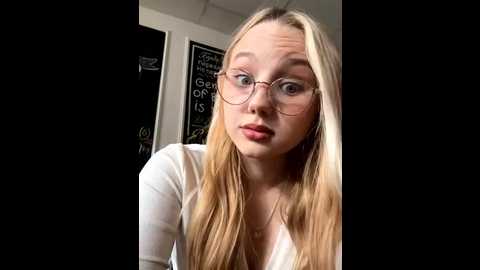 Media: sky_cutie Stripchat 2025-08-20 09:34:00