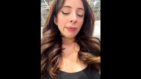Media: yesmoree Stripchat 2025-08-26 14:06:00