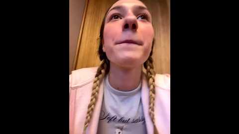Media: lia__love Stripchat 2025-08-28 16:06:00