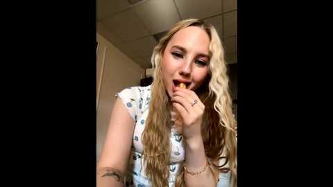 Media: sky_cutie Stripchat 2025-09-05 07:54:00