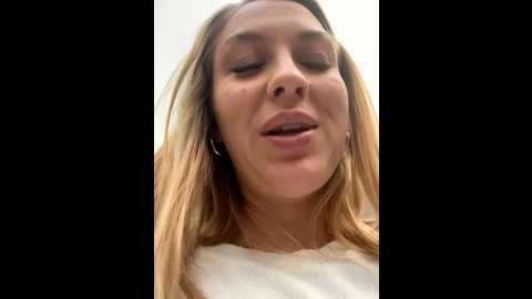 Media: sweet___emily Stripchat 2025-09-11 11:56:00