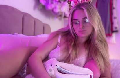 Media: pinkie_piexx Stripchat 2025-09-27 17:32:00