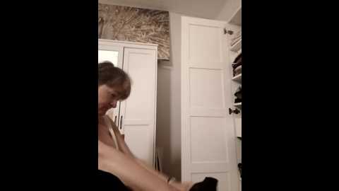 Media: milf_love_fist99 Stripchat 2025-10-06 03:03:00