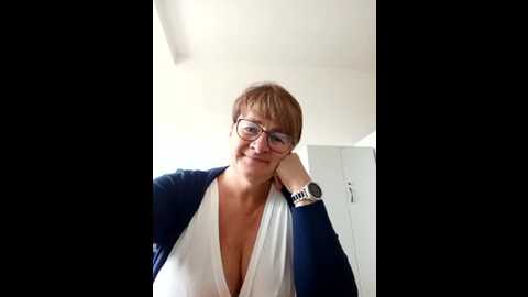 Media: milf_love_fist99 Stripchat 2025-10-09 09:06:00