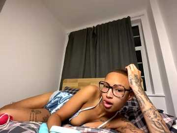 Media: peaches_ukx Stripchat 2025-10-13 21:28:00