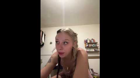 Media: baddieinabenz Stripchat 2025-10-16 00:04:00