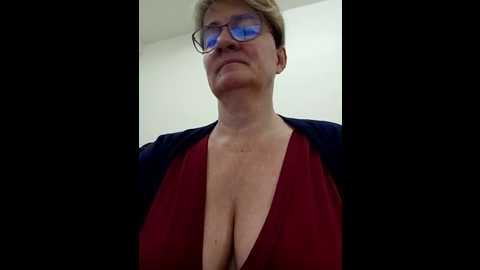 Media: milf_love_fist99 Stripchat 2025-10-16 05:10:00