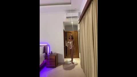 Media: sarahsparkles20 Stripchat 2025-10-16 00:04:00