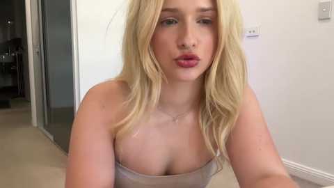 Media: whitefoxxie113 Stripchat 2025-10-16 00:36:00