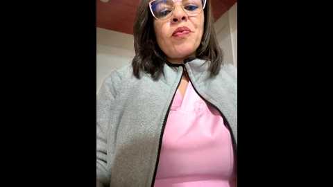 Media: nathalia_28_ Stripchat 2025-10-17 14:37:00