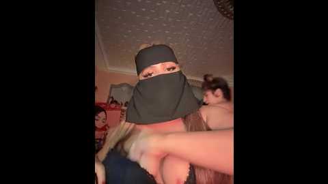 Media: queentaraf999 Stripchat 2025-10-17 01:10:00