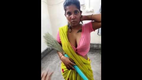 Media: hotty_moni Stripchat 2025-10-18 01:52:00