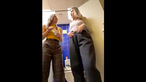 Media: littlebitchesss Stripchat 2025-10-19 03:23:00