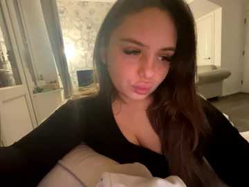 Media: ellastarrxxx Stripchat 2025-10-21 05:08:00