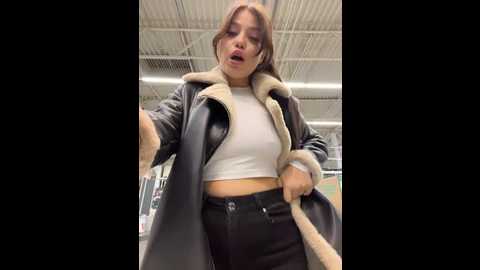 Media: chloe__moon Stripchat 2025-10-22 18:22:00