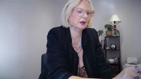 Media: courtesanannabel Stripchat 2025-10-22 13:40:00