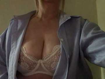 Media: curvy_scottishx Stripchat 2025-10-22 06:53:00
