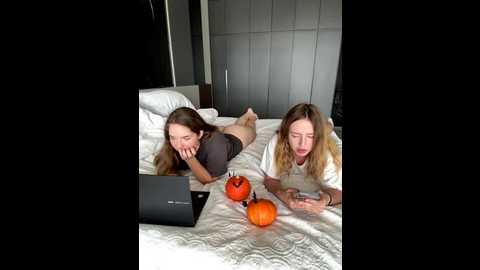 nura_n_sarah