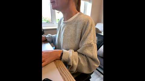 Media: phoebe_lily Stripchat 2025-10-22 08:14:00