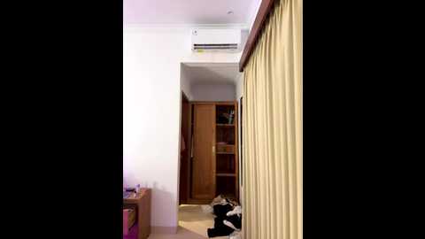 Media: sarahsparkles20 Stripchat 2025-10-22 09:44:00