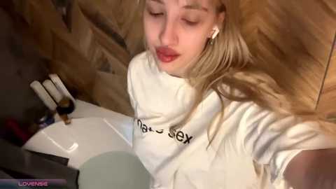 Media: milkmoriee Stripchat 2025-10-23 18:17:00