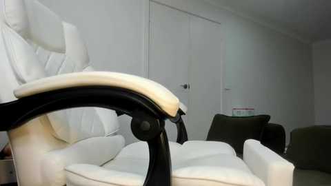 Media: aus_queen Stripchat 2025-10-24 04:23:00
