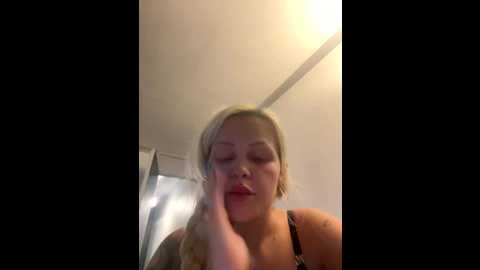 Media: cherryxox_ Stripchat 2025-10-24 03:50:00