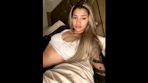 Media: honeyyyxo Stripchat 2025-10-25 21:18:00