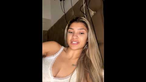 Media: honeyyyxo Stripchat 2025-10-26 00:33:00